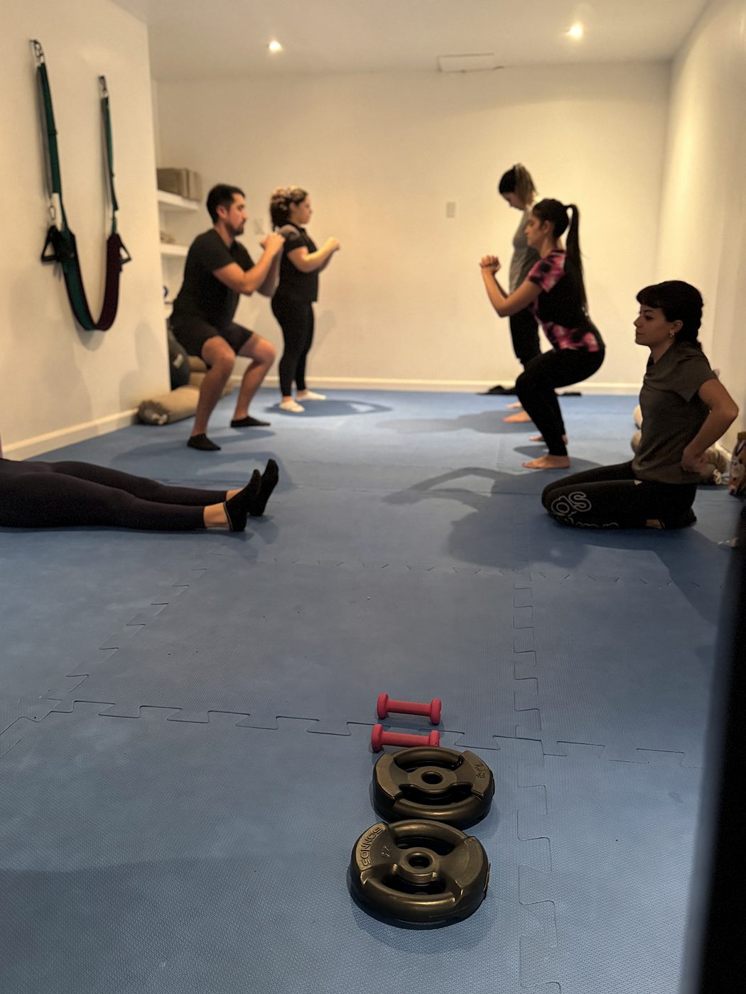 Clase de cardio con pesas