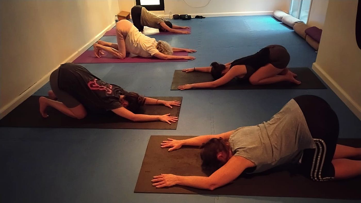 Postura del niño en la clase de yoga