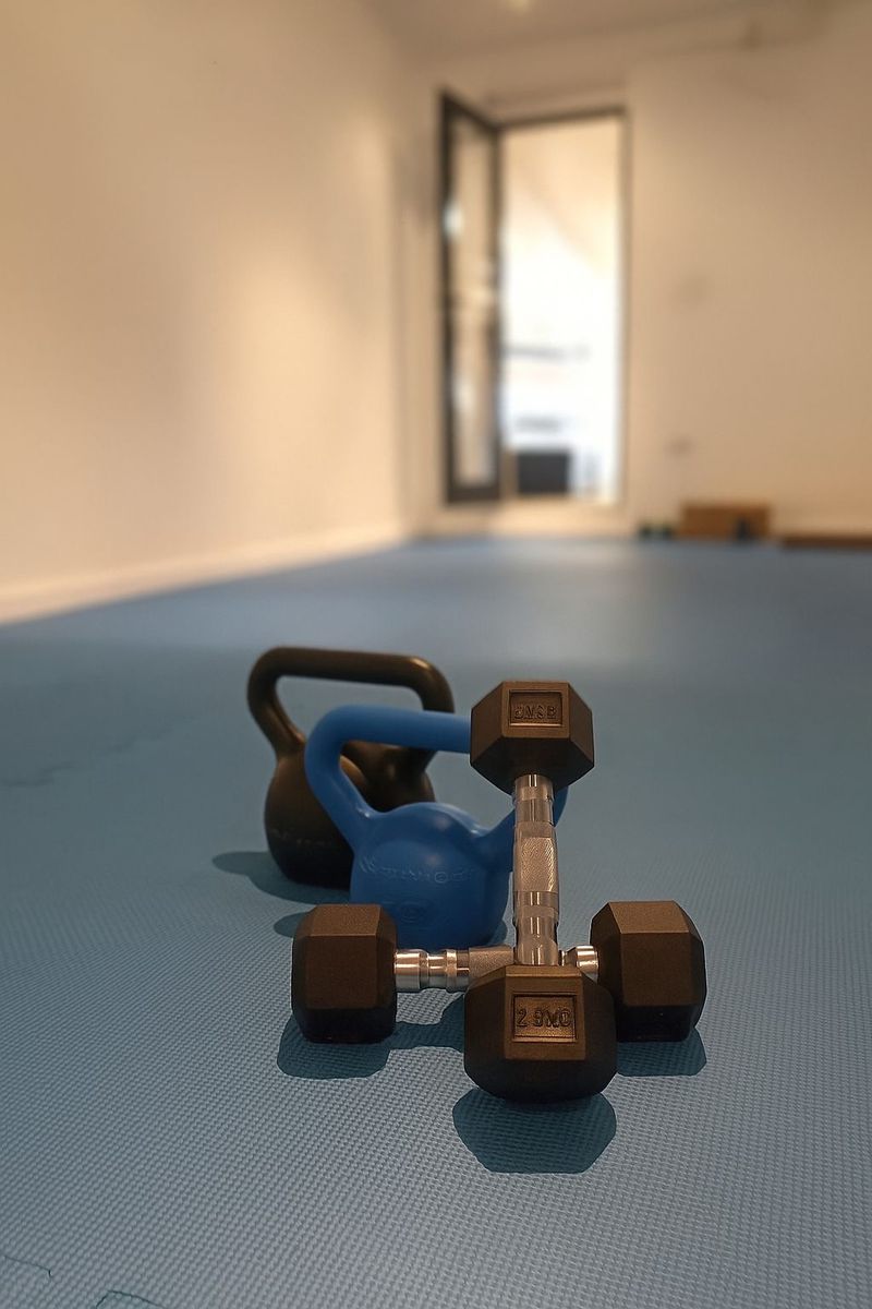 Pesas y kettlebells para la clase de cardio